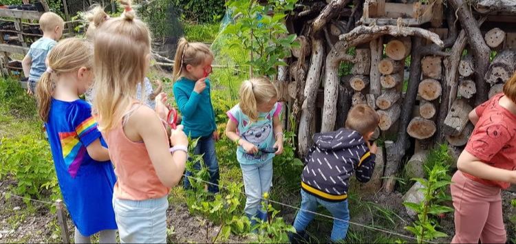 Kinderen met een vergrootglas