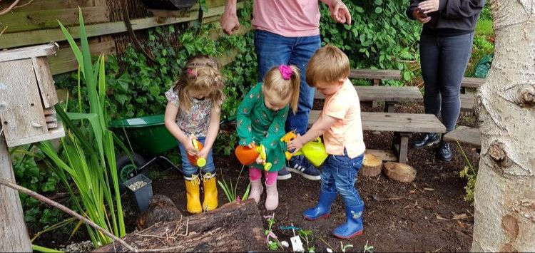 Kinderen met gietertjes